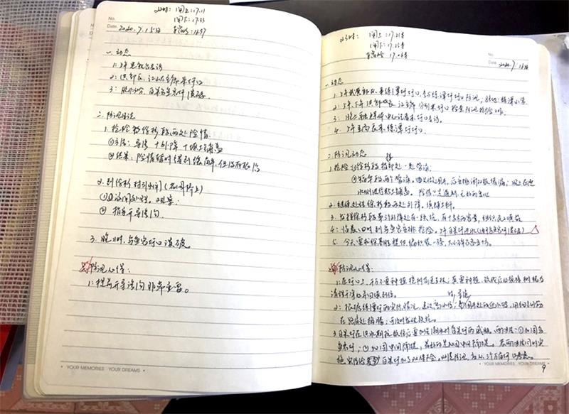 3、梁軼飛從一線回來(lái)，記的日志有十幾本.jpg