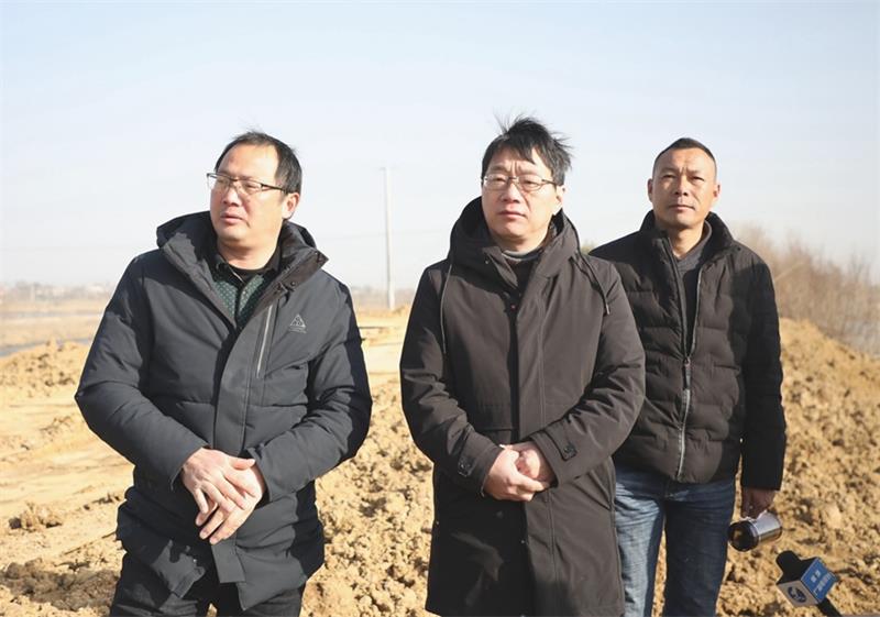 1、梁軼飛（中）水毀修復(fù)工程工地上.JPG