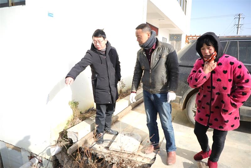 2、梁軼飛（左）在東方埂上指導(dǎo)居民及時(shí)護(hù)坡.JPG