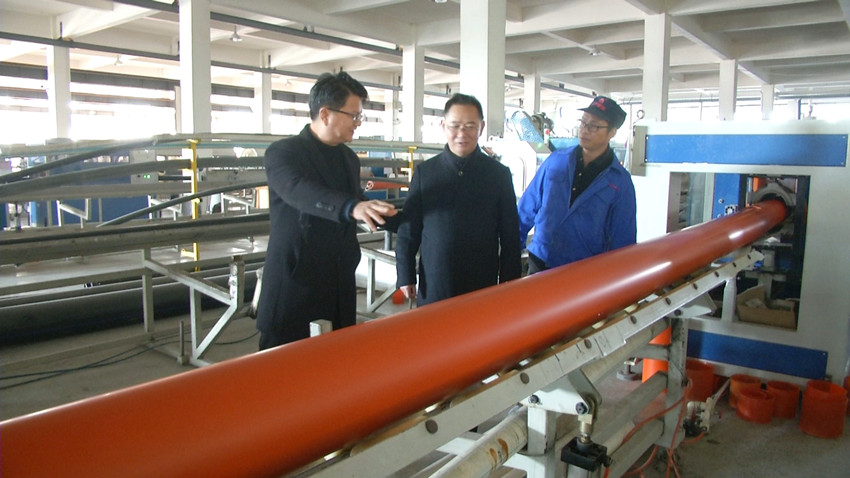 在萬方管業(yè)集團(tuán) 桐城“四送一服”工作組聽取企業(yè)匯報(bào).jpg