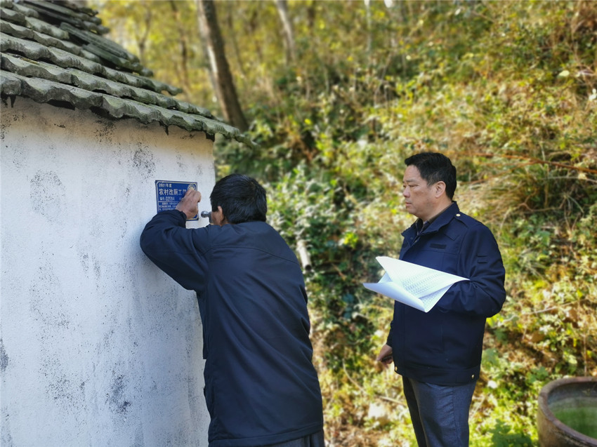 大關鎮(zhèn)：開展農村戶廁改造驗收工作.jpg