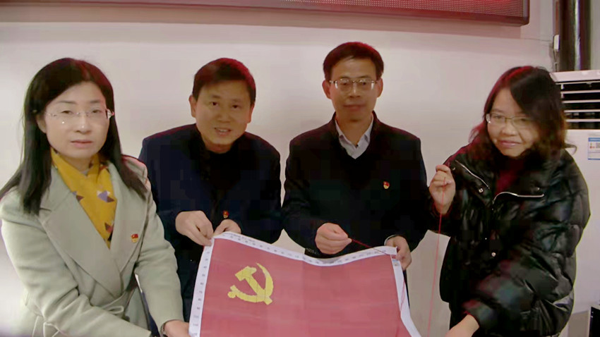 /uploads/image/2021/12/13/6354f1624509e89c832f6253a852d9b3.jpg 圖為“共繡黨旗”起針儀式現(xiàn)場<div id=