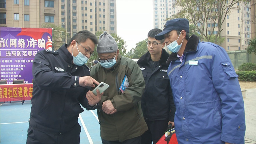 防范電信（網(wǎng)絡(luò)）詐騙宣傳活動走進(jìn)碧桂園社區(qū)4.jpg