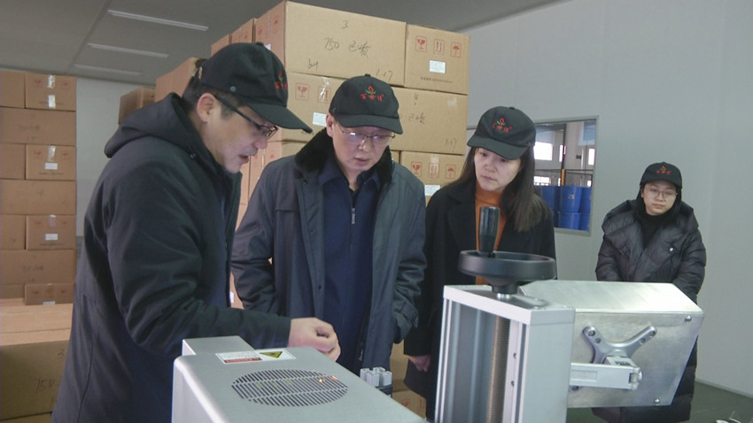 蔣曦在安徽百世佳包裝有限公司調(diào)研.jpg