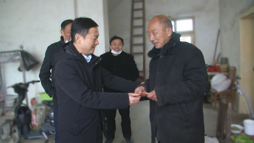 洪長(zhǎng)久慰問(wèn).jpg