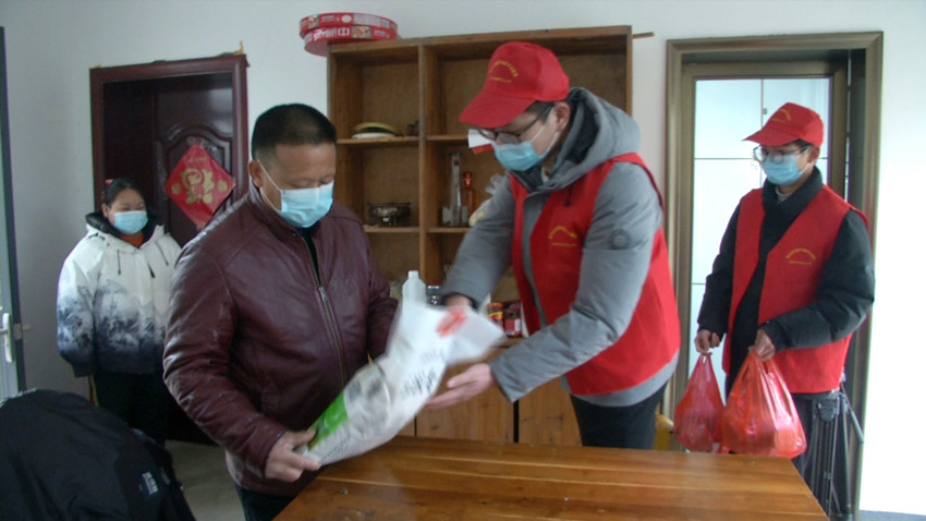 志愿者給村民代購(gòu)物品送上門.jpg