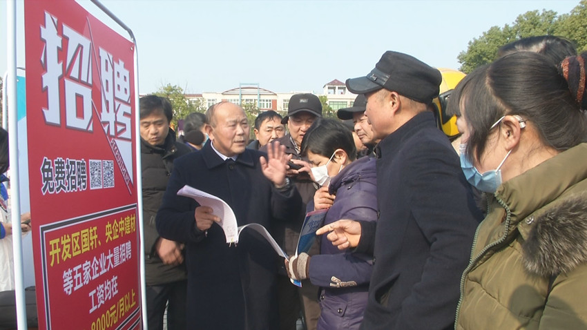 圖為雙港鎮(zhèn)招聘會現(xiàn)場3.jpg