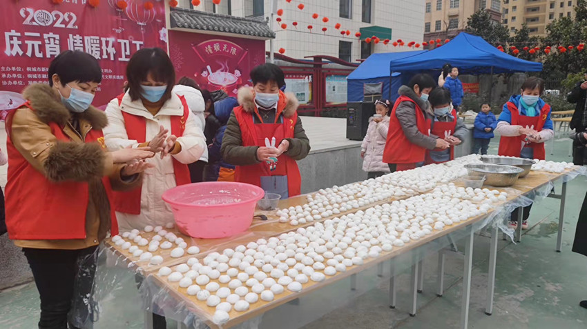 桐城市“包湯圓 慶元宵 情暖環(huán)衛(wèi)工”活動(dòng)在雙新園區(qū)開展2.jpg