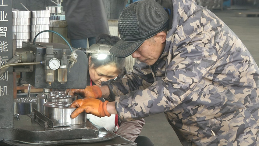圖為在安徽騰達(dá)機(jī)械有限公司工人操作現(xiàn)場(chǎng)2.jpg