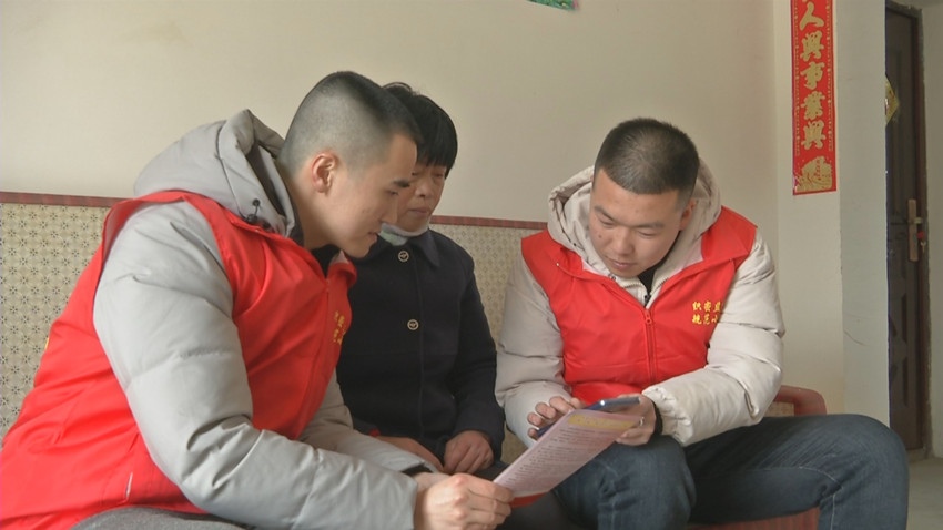 村干部向村民介紹“監(jiān)督一點(diǎn)通”服務(wù)平臺(tái)操作方法.jpg