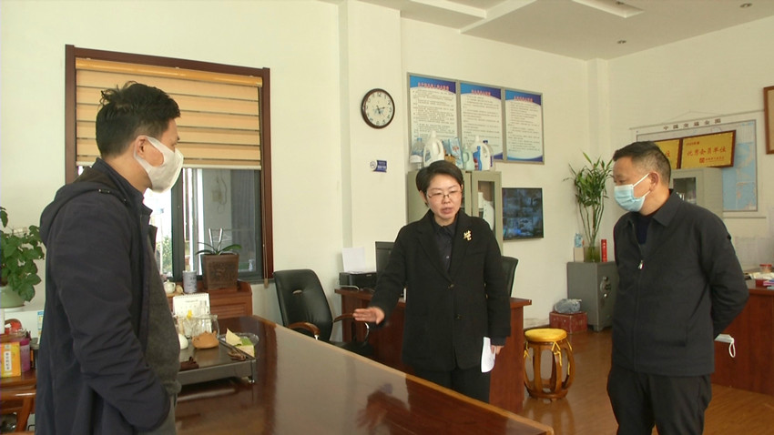 金秋明在新渡鎮(zhèn)實地調研企業(yè).jpg