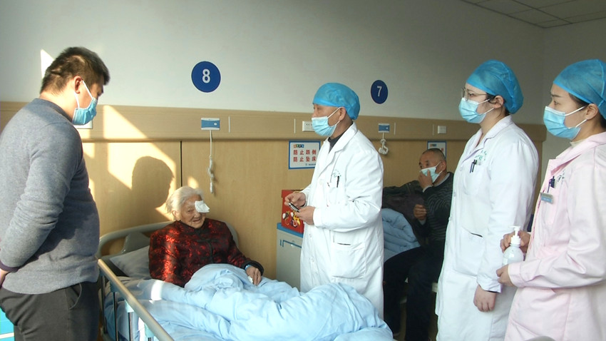 圖為醫(yī)生查看百歲老人術(shù)后恢復情況4.jpg