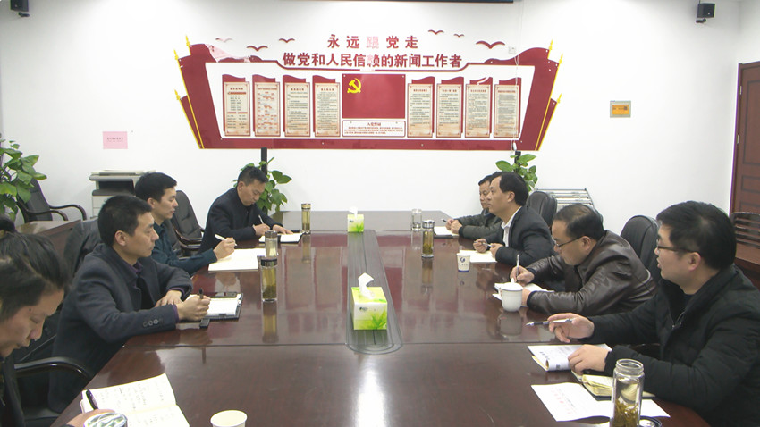 圖為與會人員探討交流。.jpg