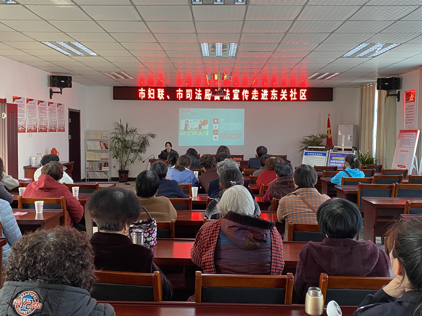 市婦聯(lián)、市司法局、市公安局普法宣傳走進(jìn)東關(guān)社區(qū)、同安小學(xué).jpg