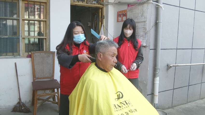 圖為志愿者為老人理發(fā)現(xiàn)場2.jpg