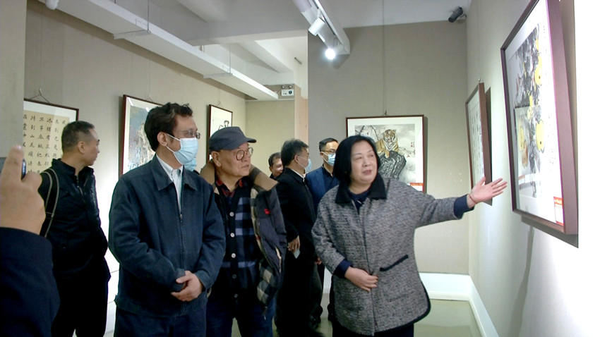 /uploads/image/2022/03/09/b389cbaf12000cf5755a81ce21510666.jpg 圖為各方領(lǐng)導(dǎo)和嘉賓在觀看書(shū)畫(huà)展.jpg