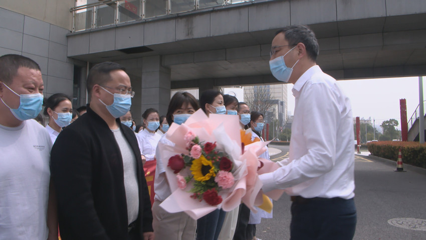 圖為汪杰賢為志愿者送上鮮花<div   id=