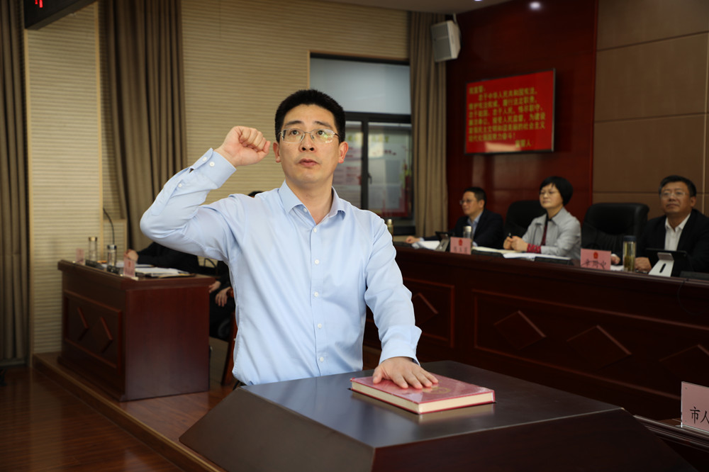 /uploads/image/2022/03/16/3f0de22cd9a8510700b5f85a8aecc888.JPG 常委會(huì)3劉存磊宣誓.JPG