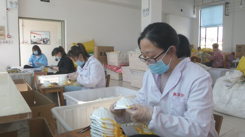 圖惠友公司檢驗人員在檢驗口罩.jpg