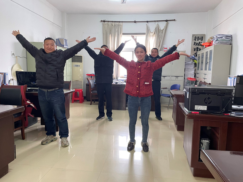 圖為金神鎮(zhèn)計生辦工作人員在做工間操。.jpg