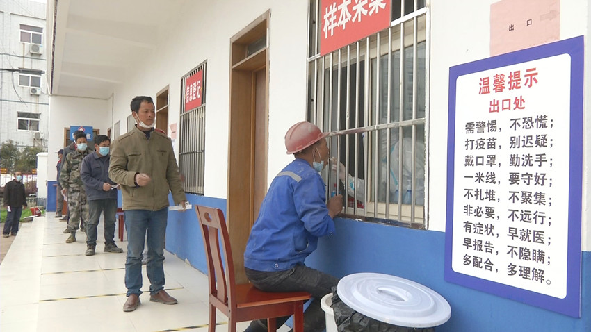 市民有序排隊(duì).jpg