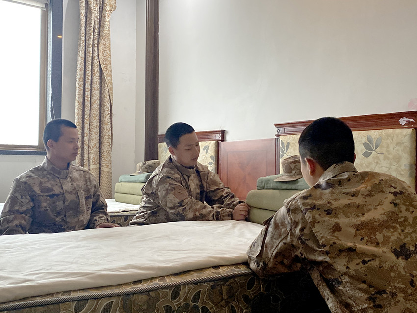 詹先林向“準(zhǔn)新兵們”傳授經(jīng)驗(yàn)（圖中為詹先林）.jpg