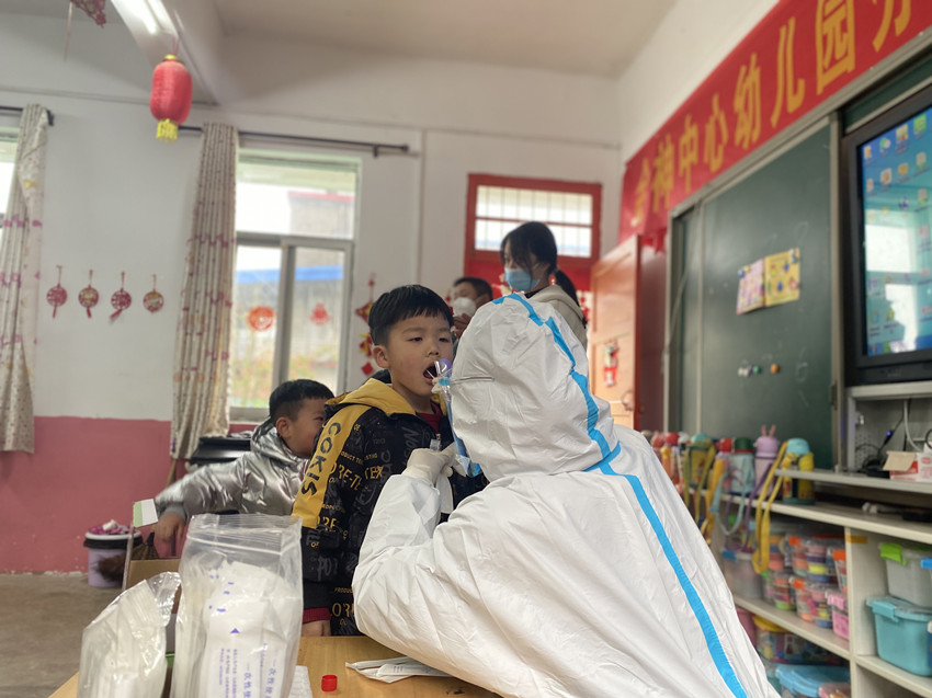 金神鎮(zhèn)：核酸檢測(cè)進(jìn)校園，守護(hù)祖國(guó)小花朵.jpg