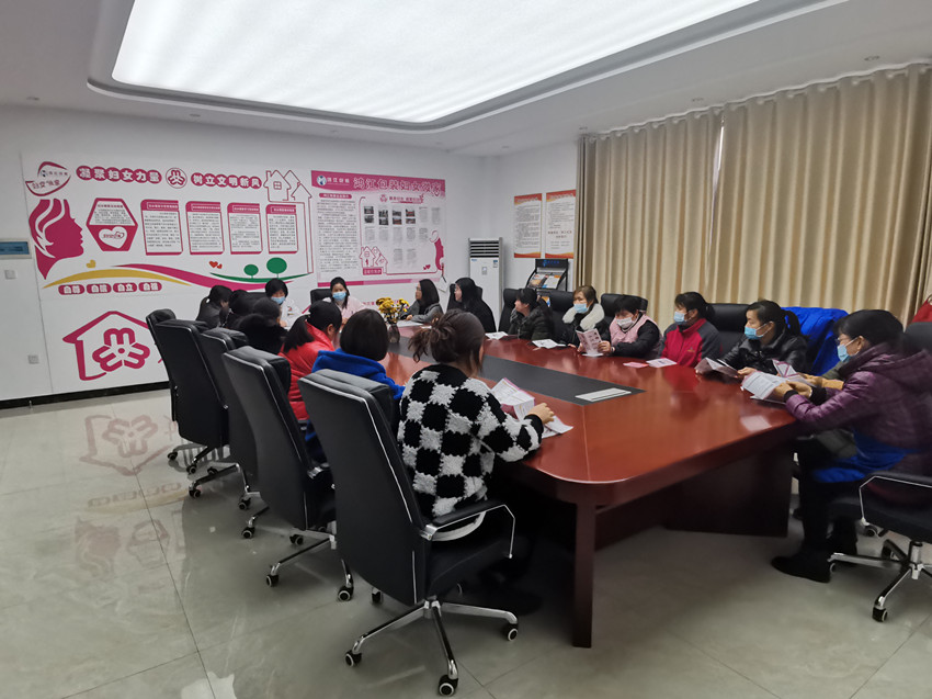 市婦幼保健院的醫(yī)護人員在桐城市鴻江包裝有限公司“婦女微家” 給企業(yè)女職工講解“兩癌”篩查和產(chǎn)后功能康復(fù)的知識2.jpg