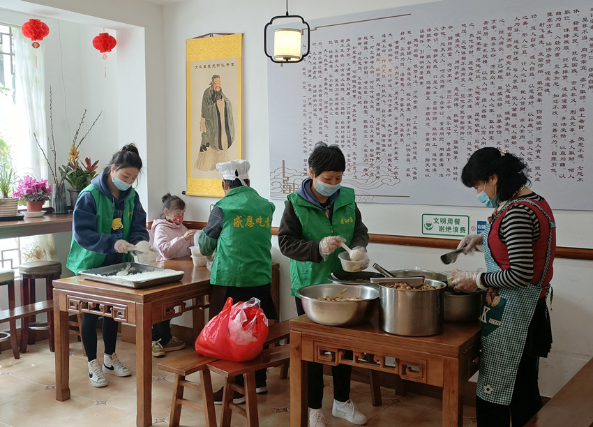 超暖心！桐城一愛心餐館為抗疫一線工作者免費送餐.jpg