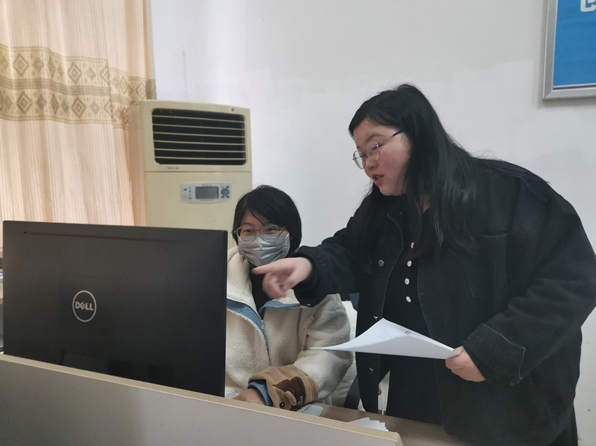 圖為市婦聯(lián)會在鴻潤集團指導(dǎo)“婦女微家”創(chuàng)建工作.jpg