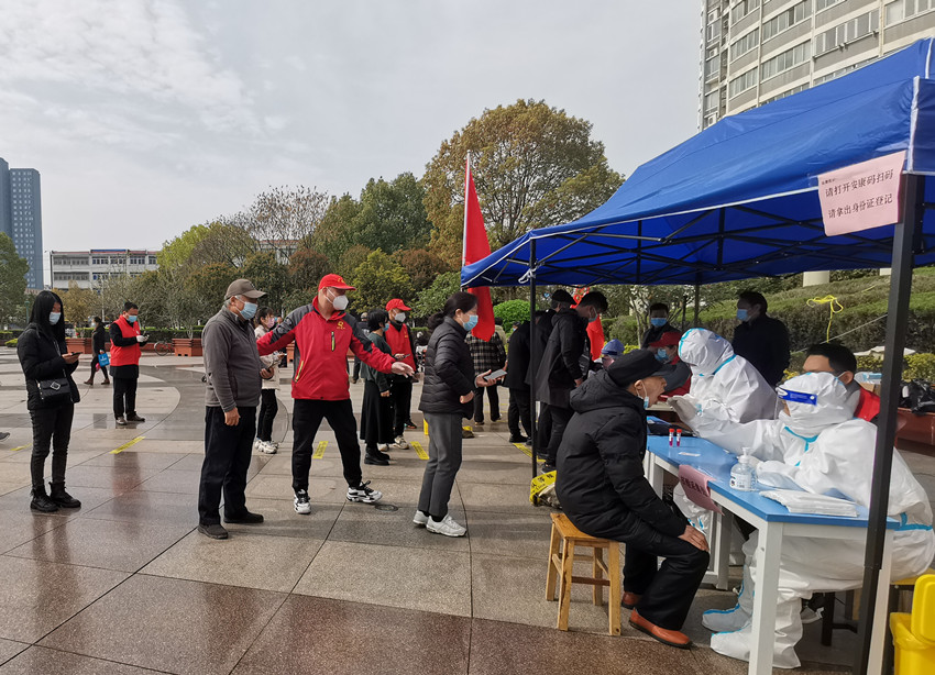 圖為疏毅在盛唐廣場(chǎng)核酸檢測(cè)點(diǎn)引導(dǎo)群眾.jpg