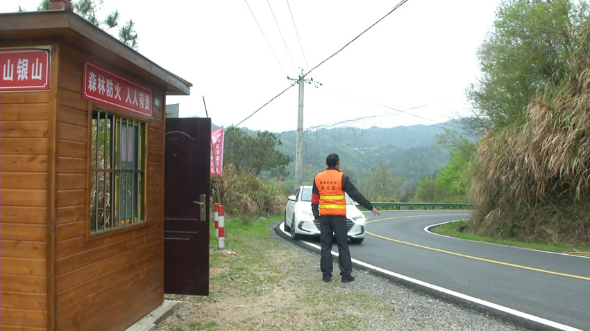 圖為黃埔村生態(tài)護林員在卡口檢查過往車輛.jpg