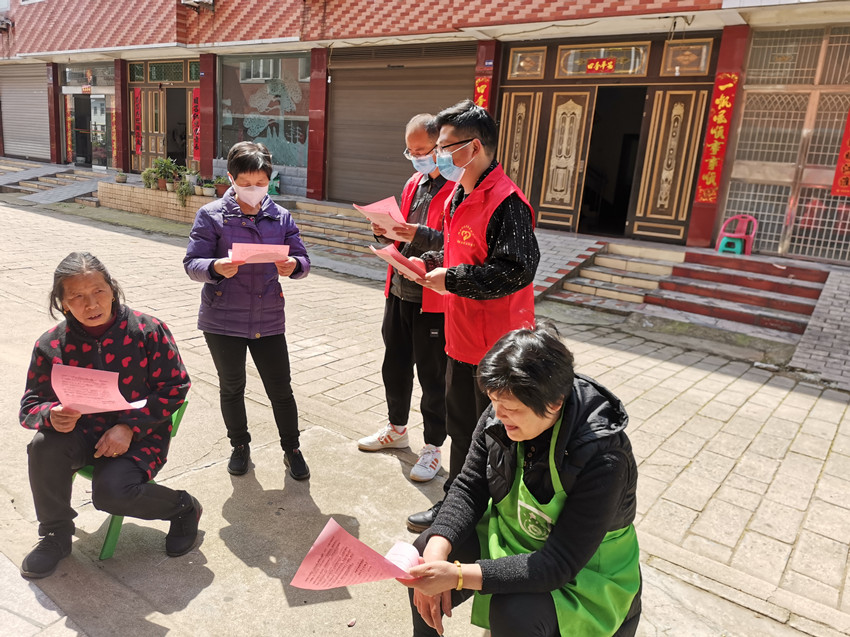 圖為錢莊社區(qū)志愿者發(fā)放文明祭祀倡議書.jpg