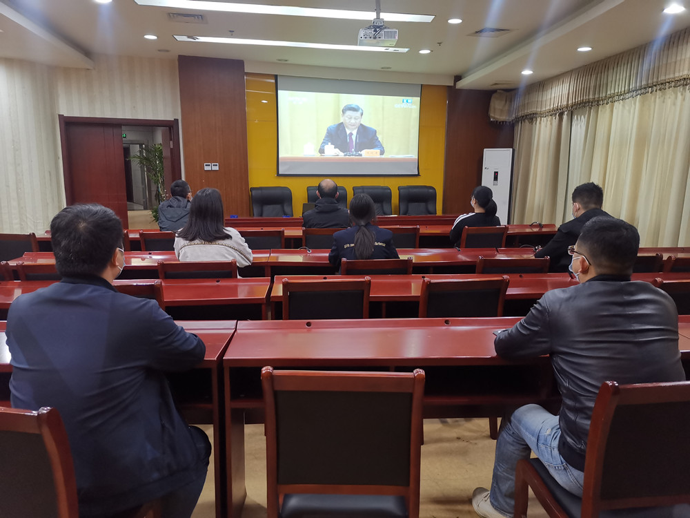 圖為市體育中心工作人員集中收聽收看會議<div   id=