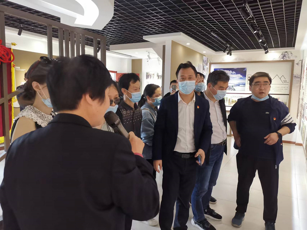 圖為參觀蟠龍村部。.jpg