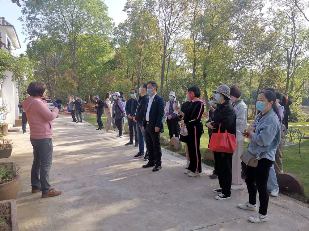 圖為市融媒體中心全體職工參觀裁襟勵(lì)子非遺館。.jpg