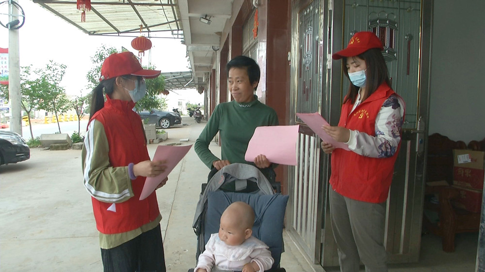 圖為青草鎮(zhèn)復(fù)興村志愿者上門宣傳文明祭祀.jpg