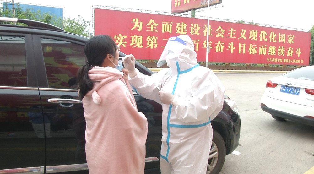 圖為返鄉(xiāng)孕婦在高速路口做核酸檢測.jpg