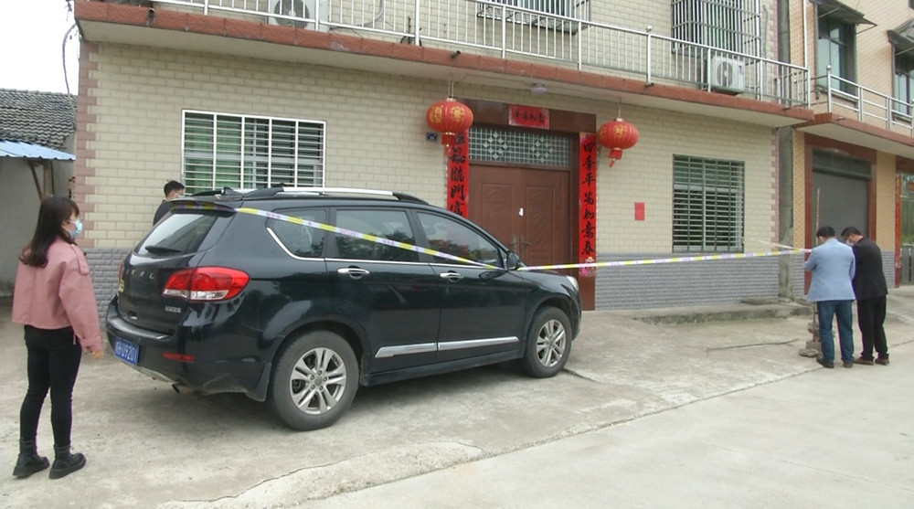 圖為鎮(zhèn)村干部拉警戒線.jpg