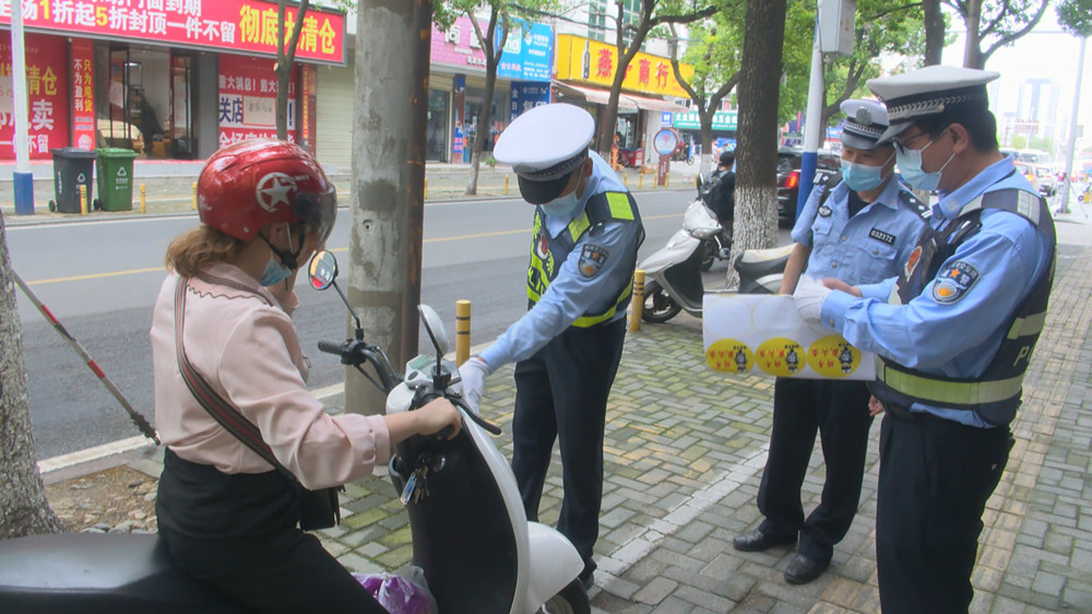 圖為交警貼安全提示標(biāo)簽現(xiàn)場.jpg