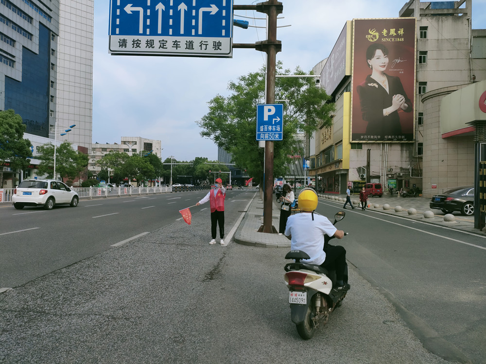 青年志愿者  爭(zhēng)當(dāng)文明勸導(dǎo)員.jpg