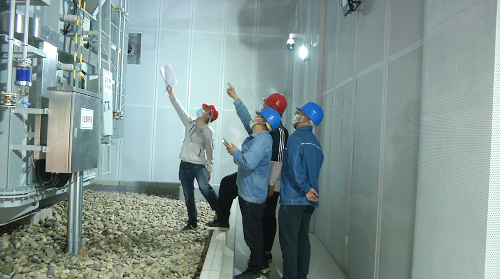 圖為電力人員在變電站進行最后檢查.jpg