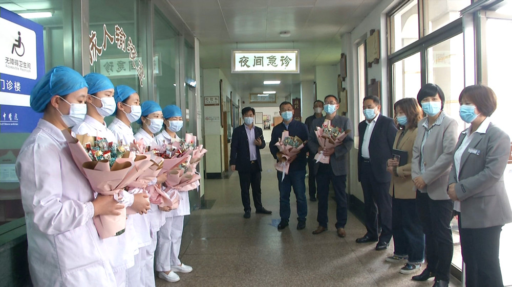 圖為胡艷凌等慰問護士節(jié)合影2.jpg