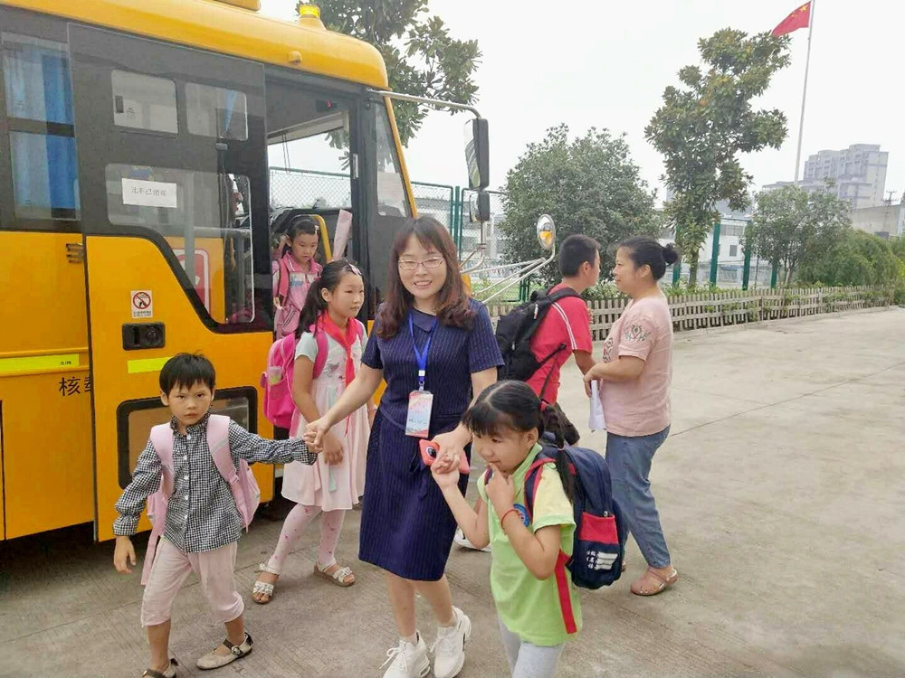 照管員阿姨的細(xì)心照顧，我們很開心.jpg