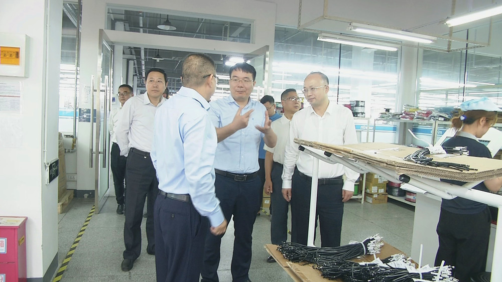 圖為陳明生一行在信邦電子企業(yè)調(diào)研.jpg