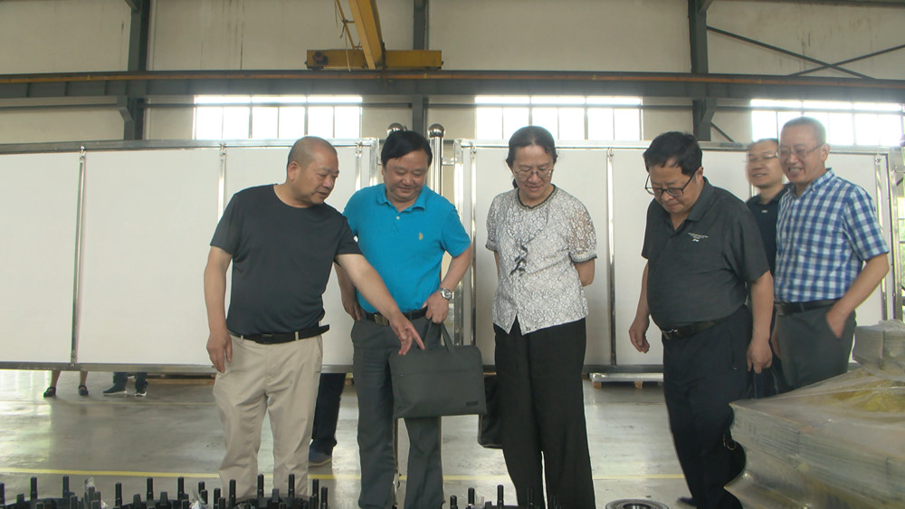 圖為專家組參觀企業(yè)生產(chǎn)車間。.jpg