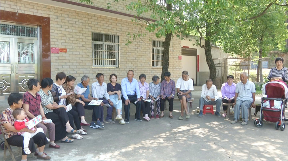 圖為紅白理事會向村民講解新規(guī).jpg