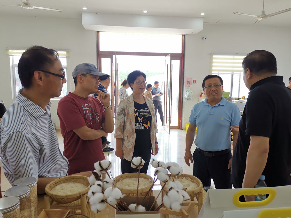采訪團(tuán)赴市政協(xié)農(nóng)業(yè)界別委員工作室下設(shè)活動(dòng)基地采風(fēng)<div   id=