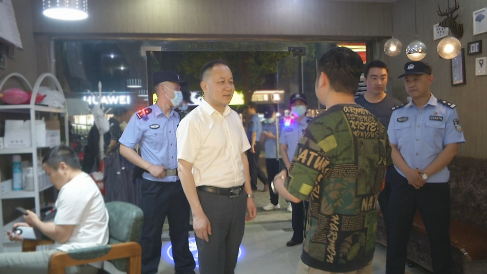 圖為王中龍?jiān)诜綀A薈附近與一理發(fā)店店家交流時(shí)的情景.jpg