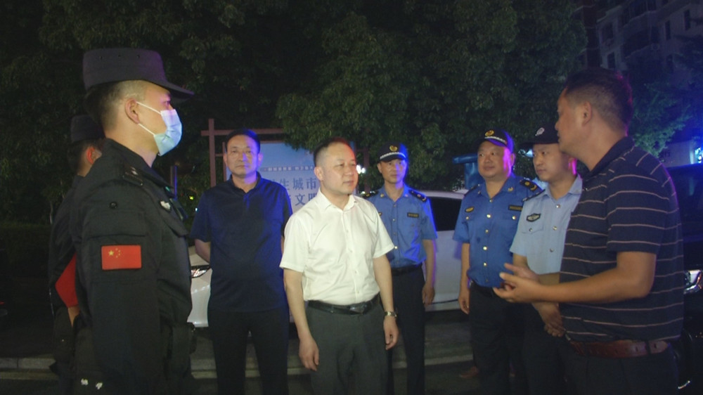 圖為王中龍?jiān)邶埌矎V場慰問執(zhí)勤民警時(shí)的情景.jpg
